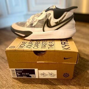 Nike Kids' sz 5Y Kris 8 GO Sneakers